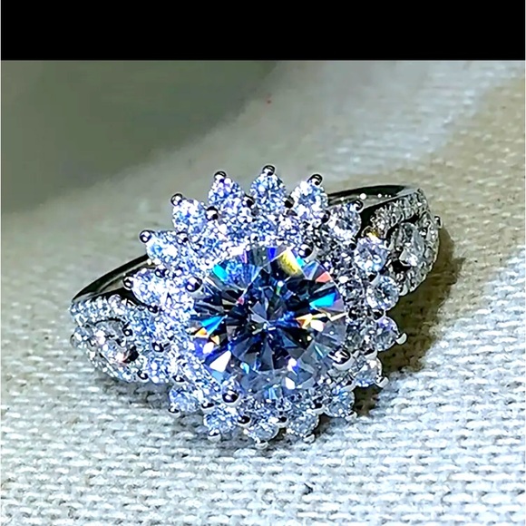 Elegant 925 Silver Plated Round Shaped Crystal Zircon Ring. - Picture 1 of 4